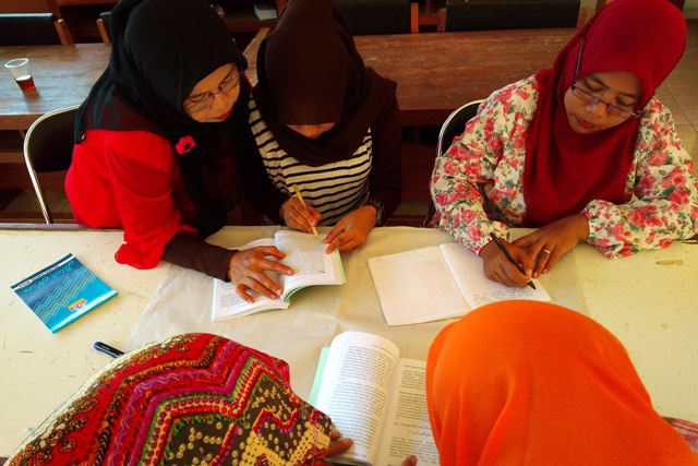 Para peserta sedang membaca buku Fiqh Anti Trafiking. Foto: Wahyu T.