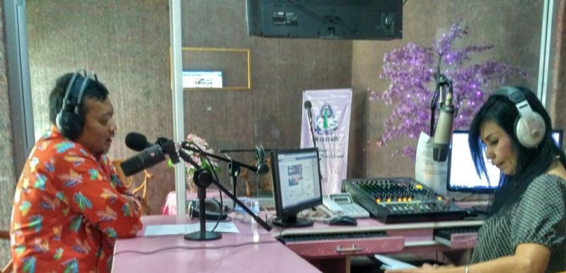 Talkshow tentang pemilu di radio Kartika Indah Swara. Foto: Mun